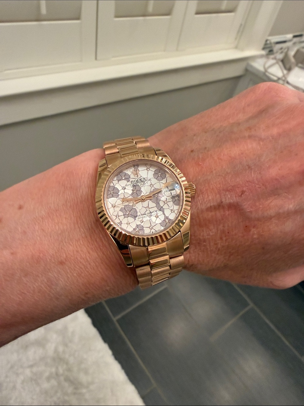 Rose Gold Floral Dial Datejust with White Accents - Picture 4 of 6